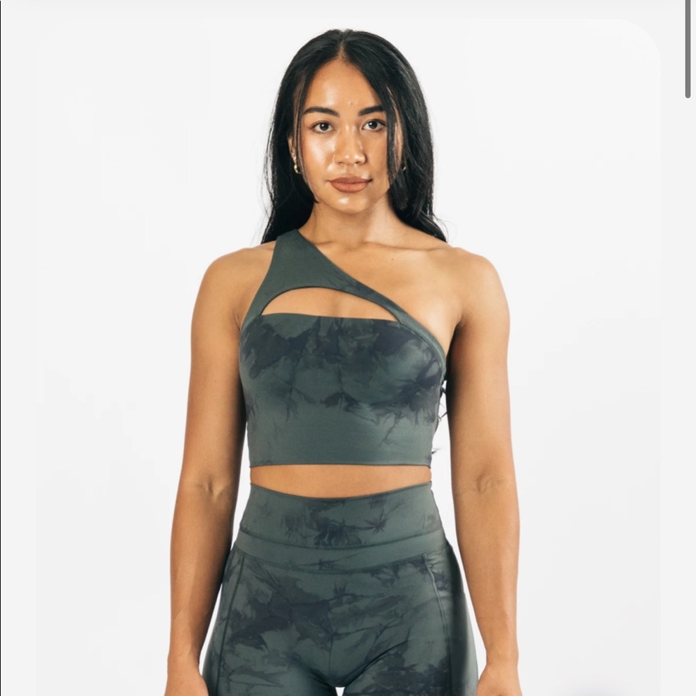 Alphalete Alphalux Asymmetrical Bra in Storm Grey size small